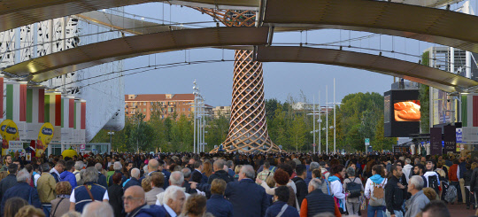 2015년 이탈리아 밀라노에서 열린 세계박람회에 관람객이 붐비고 있다. <국제박람회기구 홈페이지 캡처>